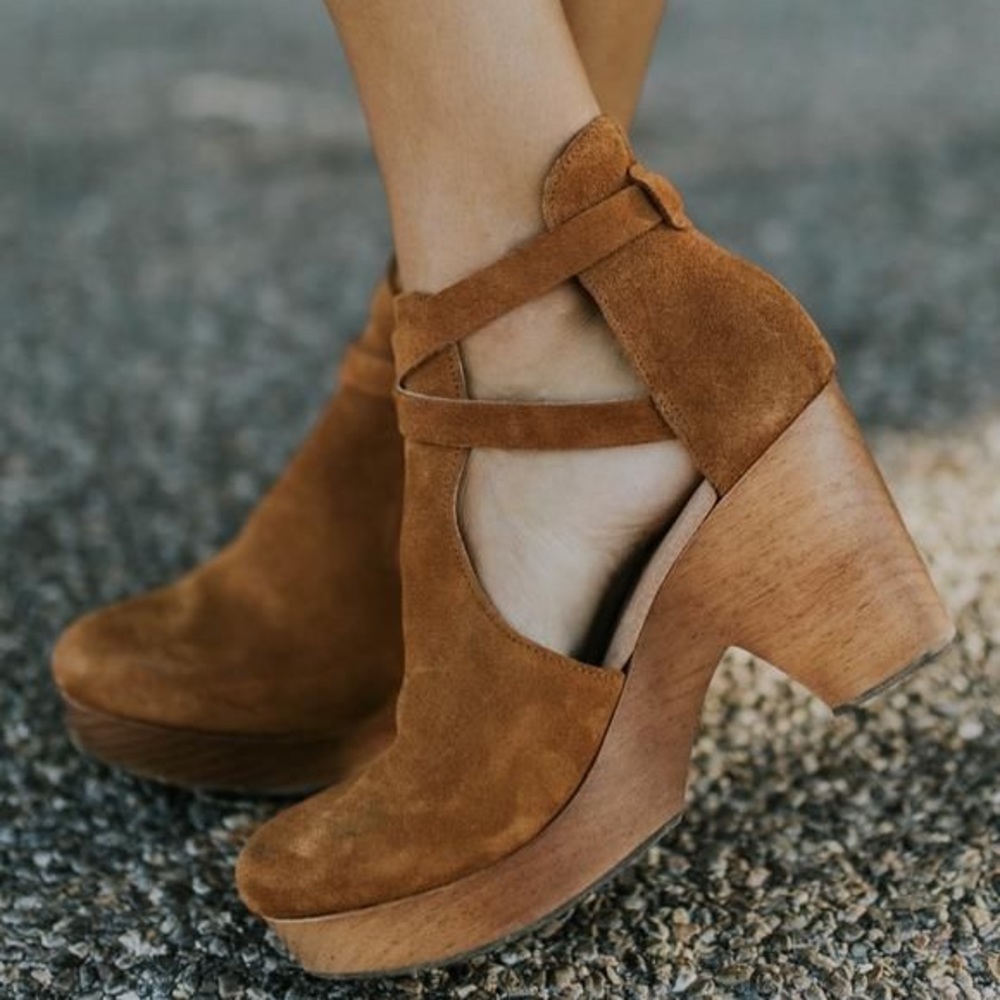 FREE PEOPLE Cedar Clogs- size 9 (39)